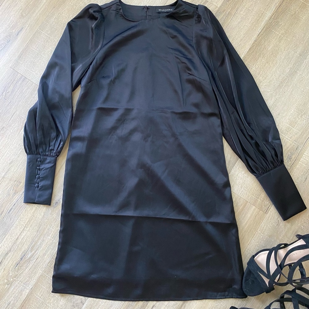 Banana Republic Black silky dress Size xs worn 1 occasion only. Great condition